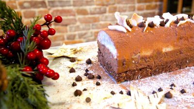 Bûche de Noël aux poires, chocolat et noisettes